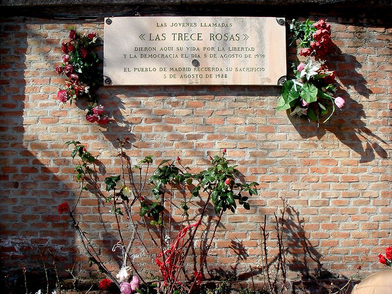 Monumento a las Trece Rosas, en el cementerio de la Almudena de Madrid. Crédito: Wikimedia Commons