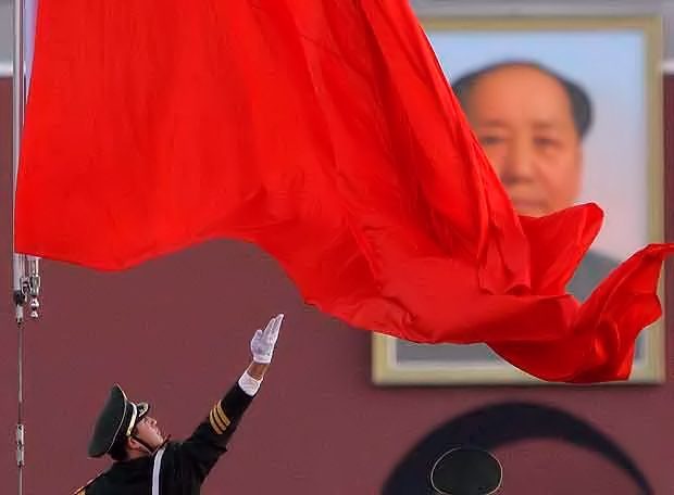 Bandera china en el mausoleo de Mao Zedong. WikiCommons