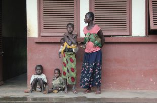 Pacientes esperan en la puerta del Hospital Kaga Bandoro en República Centroafricana. Se estima que 35 por ciento de la población se encuentra en situación vulnerable y necesita asistencia urgente. Crédito: Gregoire Pourtier/cc by 2.0