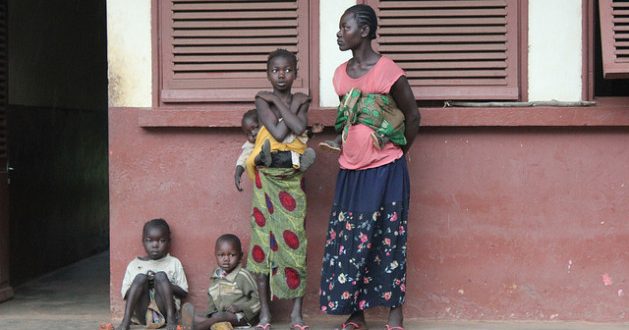 Pacientes esperan en la puerta del Hospital Kaga Bandoro en República Centroafricana. Se estima que 35 por ciento de la población se encuentra en situación vulnerable y necesita asistencia urgente. Crédito: Gregoire Pourtier/cc by 2.0