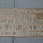 Placa conmemorativa en el lugar donde fue asesinado el ex primer ministro sueco Olof Palme el 28 de febrero de 1986. WikiCommons