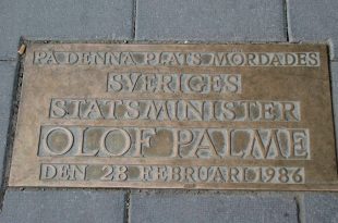 Placa conmemorativa en el lugar donde fue asesinado el ex primer ministro sueco Olof Palme el 28 de febrero de 1986. WikiCommons