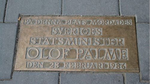Placa conmemorativa en el lugar donde fue asesinado el ex primer ministro sueco Olof Palme el 28 de febrero de 1986. WikiCommons