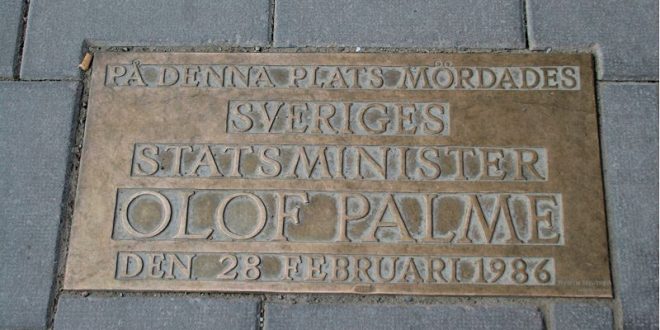 Placa conmemorativa en el lugar donde fue asesinado el ex primer ministro sueco Olof Palme el 28 de febrero de 1986. WikiCommons