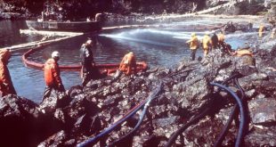 Varios trabajadores limpian las rocas con vapor mientras retiran petróleo de la costa tras el vertido derramado del buque Exxon Valdez en el estrecho del príncipe Guillermo en Alaska (EE UU) el 28 de marzo de 1989