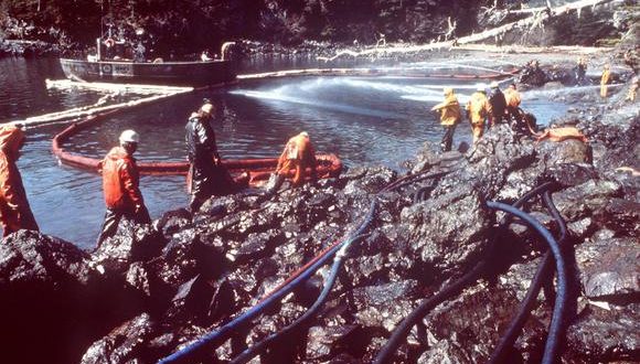 Varios trabajadores limpian las rocas con vapor mientras retiran petróleo de la costa tras el vertido derramado del buque Exxon Valdez en el estrecho del príncipe Guillermo en Alaska (EE UU) el 28 de marzo de 1989