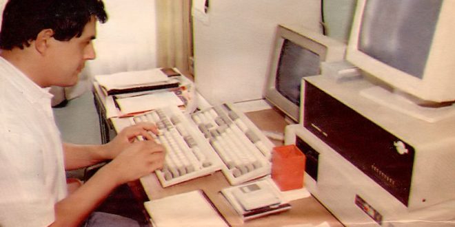 Carlos Revilla opera la red de información Expreso. Toda la empresa está en su habitación, y desde allí surte las necesidades de los 509 usuarios del sistema. La Nación