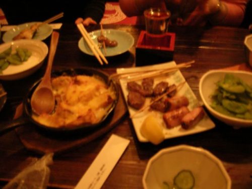 Parte del festín de la noche: el satsumage a la izquierda y el gyusuji a la derecha
