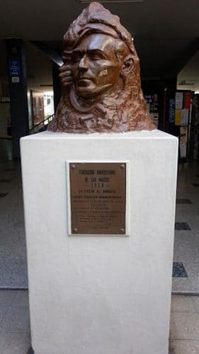 Monumento a José Carlos Mariátegui en el interior de la Facultad de Letras y Ciencias Humanas de la Universidad Nacional Mayor de San Marcos. WikiCommons