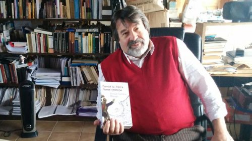 Enrique Gomáriz Moraga con su nuevo libro "Donde la Tierra Firme termina". CP