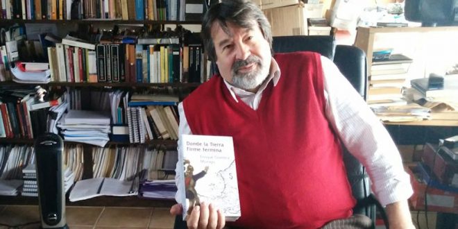 Enrique Gomáriz Moraga con su nuevo libro "Donde la Tierra Firme termina". CP