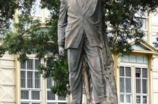 Monumento a Daniel Oduber en el Parque Morazán, San José, Costa Rica. WikiCommons