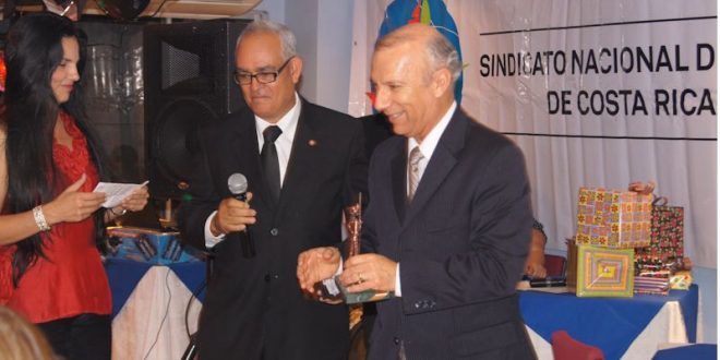 Luis Fernando Villalobos, presidente del jurado calificador hace entrega a Carlos Rivera, presidente de Cedal de la menciòn honorìcia del Quijote Cobre. CP/ra