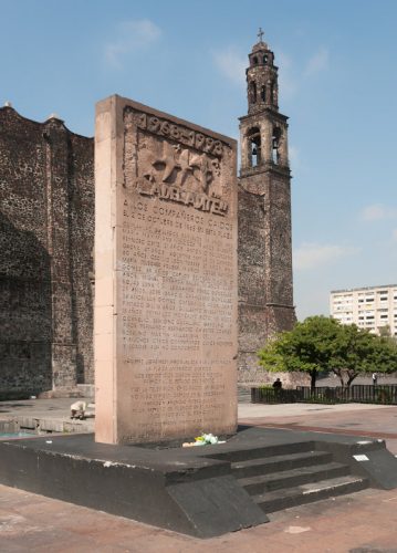 Monumento en la Plaza de las 3 Culturas en Tlateloloco, México. Crédito: Wikimedia
