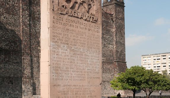 Monumento en la Plaza de las 3 Culturas en Tlateloloco, México. Crédito: Wikimedia