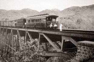 Pasajeros de un tren a Puntarenas toman un breve descanso para captar esta fotografía en el puente sobre el río Grande, en Atenas
