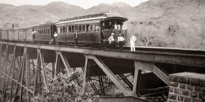 Pasajeros de un tren a Puntarenas toman un breve descanso para captar esta fotografía en el puente sobre el río Grande, en Atenas