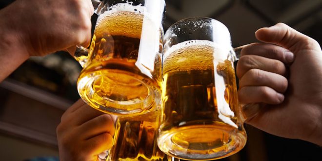 ¿Tomar cerveza es más saludable que beber leche?
