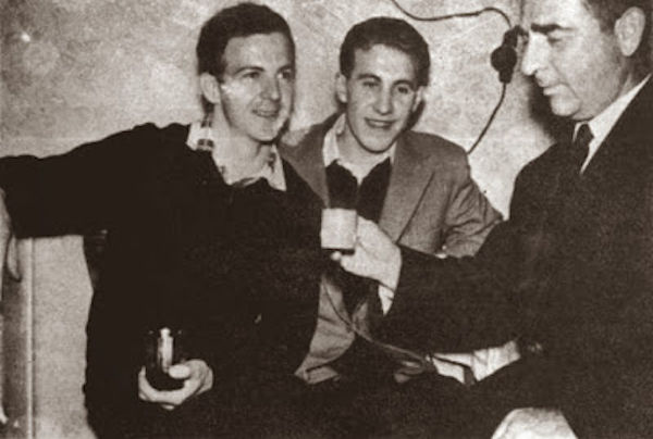Lee Harvey Oswald junto a su amigo Aleksandr Ziger, a la derecha.
