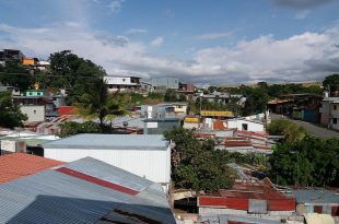 Mitad de jóvenes de barrios pobres centroamericanos desean migrar