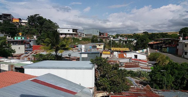 Mitad de jóvenes de barrios pobres centroamericanos desean migrar