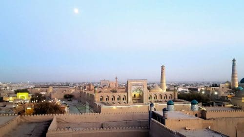 Atardecer en Khiva en donde se aprecia el Terrasa Café en la parte inferior izquierda