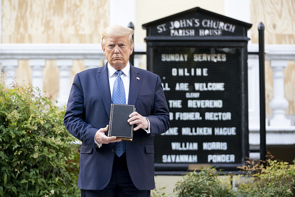 Trump apuesta por la Biblia