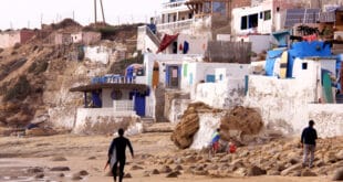 Persiguiendo olas en Marruecos con la mejor surfista del país