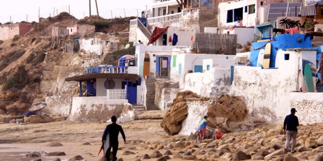 Persiguiendo olas en Marruecos con la mejor surfista del país