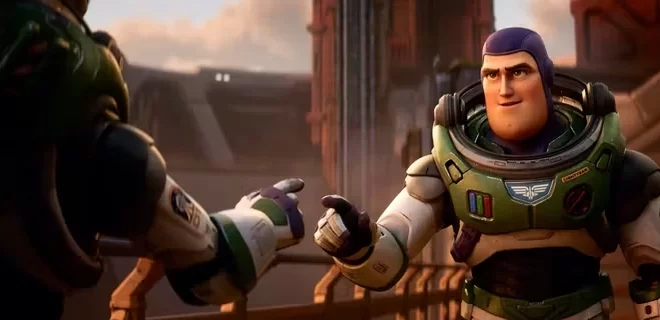 El beso lésbico de ‘Lightyear’: la primera representación del colectivo LGTBQ+ de Disney