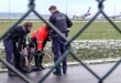 Dos agentes de la Policía Federal y un responsable de seguridad del aeropuerto de Berlín detienen a un activista que intentaba llegar a la pista. Foto: Paul Zinken/dpa