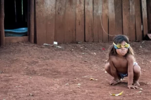 Niña jugando con antiparras