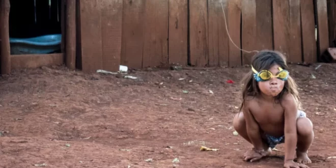 Niña jugando con antiparras