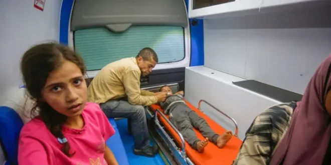 Un niño recibe atención a sus heridas y quemaduras en un patio del hospital Al Aqsa, en la Franja de Gaza. Una comisión de investigación que actúa por mandato del Consejo de Derechos Humanos de las Naciones Unidas acusó a Israel de cometer crímenes de guerra y de lesa humanidad contra los niños en Gaza, Cisjordania y Jerusalén Este. Imagen: Unrwa