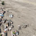 El lodo arrasó y cubrió los pisos bajos en poblaciones del distrito de Rasuwa, en el norte de Nepal, fronterizo con Tíbet. El desprendimiento de un glaciar, que pudo deberse al impacto del cambio climático, causó la avalancha que dejó al menos 360 personas muertas y más de 1000 desaparecidas. Imagen: Unicef