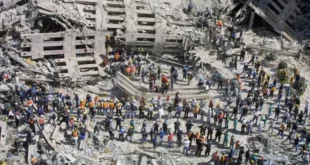 Rescatistas revisan los escombros del World Trade Center de Nueva York el 13 de septiembre de 2001, dos días después de los ataques terroristas con aviones comerciales contra las torres gemelas. Imagen:| Mario Tama / Getty Images