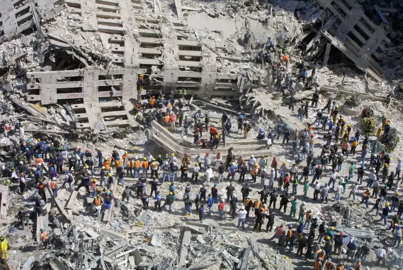 
Rescatistas revisan los escombros del World Trade Center de Nueva York el 13 de septiembre de 2001, dos días después de los ataques terroristas con aviones comerciales contra las torres gemelas. Imagen:| Mario Tama / Getty Images 