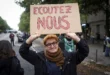 Un joven manifestante sostiene un cartel en el que se lee "Escuchadnos", durante una protesta en París, el 22 de octubre. Imagen: Eric Broncard / Hans Lucas vía AFP