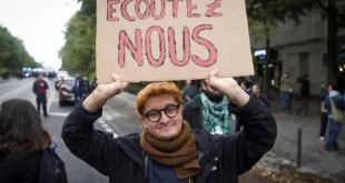 Un joven manifestante sostiene un cartel en el que se lee "Escuchadnos", durante una protesta en París, el 22 de octubre. Imagen: Eric Broncard / Hans Lucas vía AFP